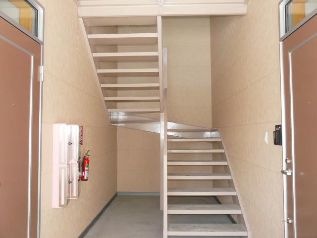 階段：共有の階段ホール