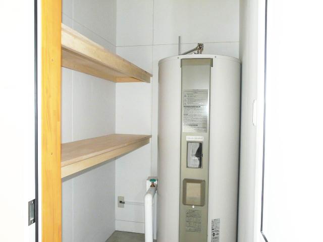 冷暖房設備：ヒートポンプエアコンで冷暖房、共有階段ホールからの各物置に電気温水器を設置しています。