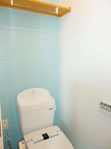 トイレ：玄関ホールからのトイレはウォシュレット付便器です。