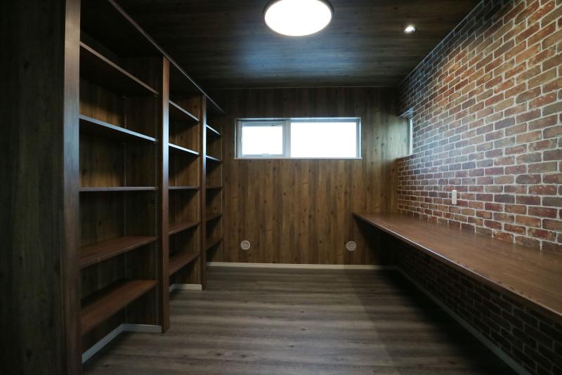 書斎には4m近いカウンターと沢山の本棚を作りました。