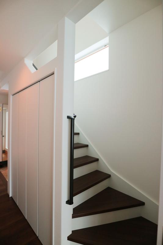 各々が2階へ行くタイミングに先ほどの収納からこの明るい階段を上って各部屋に収納。
